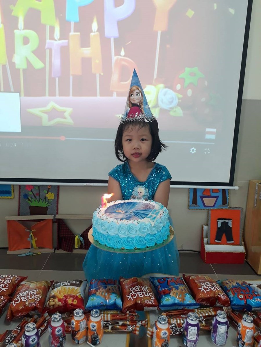 Tập thể lớp B2 chúc mừng sinh nhật cô bé tháng 5-  Châu Anh